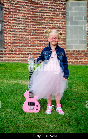 Junges Mädchen mit Tutu und Denim Jacke halten Gitarre Stockfoto