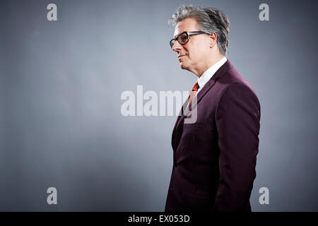 Seite Ansicht Studioportrait von Geschäftsmann Stockfoto