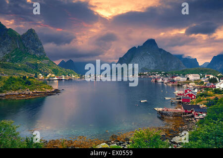 Reine. Malerische Stadt von Reine am Fjord auf Lofoten in Norwegen. Stockfoto