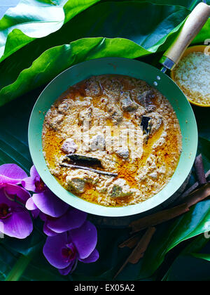 Stillleben mit thailändischen Massaman Curry und Schüssel mit Reis Stockfoto