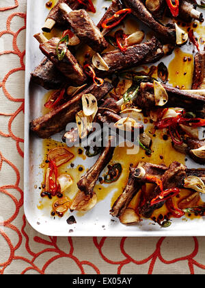 Nahaufnahme des Röstens Zinn von Chengdu Lu Rou - Rippen mit Chillies Stockfoto