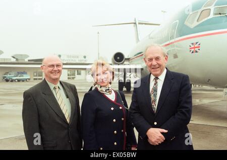 British Midland betrieben einen Festschriften Flug nach Teesside Airport anlässlich seiner letzten DC9 verlassen die Flotte. Auf der Gedenktafel Flug waren Mitglieder der Besatzung des ersten Flugs eine DC9 von Teesside, London und Kapitäne David Roger Wise, und Stockfoto