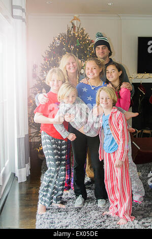 Porträt der Familie Erwachsene und Kinder vor dem Weihnachtsbaum Stockfoto