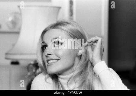 Sharon Tate, Schauspielerin und Model, im Alter von 22 Jahren, in ihrer Wohnung in Belgravia, London, Freitag, 15. Oktober 1965 abgebildet. Stockfoto