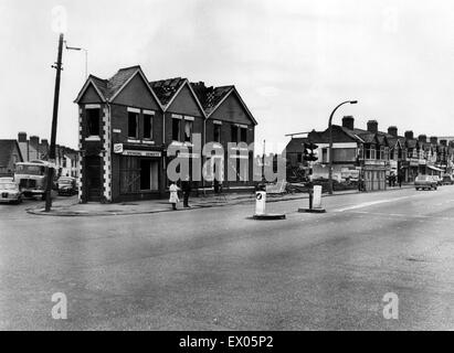 Die Abriss-Männer verändern das Gesicht des Gabalfa, Cardiff, Kreuzung der Western Avenue, North Road und Whitchurch Road. Diese Läden und Häuser an der Ecke der Whitchurch Road sind die neuesten herunter zu kommen zu einem Kreisverkehr weichen die in werden Stockfoto