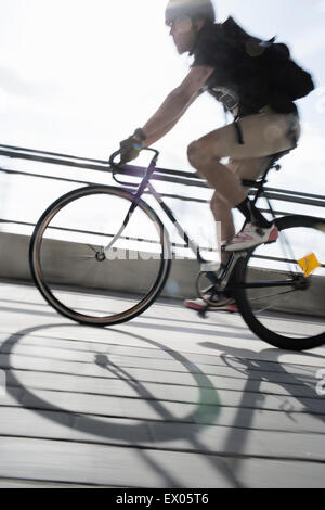 Fahrradkurier unterwegs Stockfoto