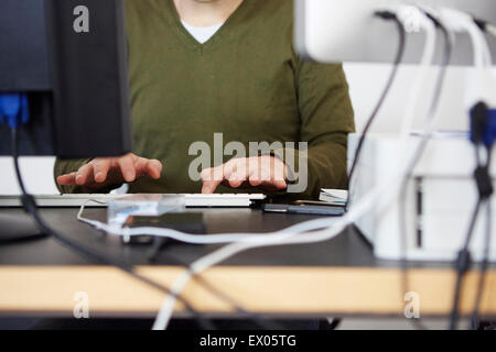 Mann mit Computer-Tastatur Stockfoto