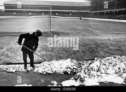 Goodison Park, Heimat von FC Everton, das Fußballstadion befindet sich in Walton, Liverpool, England. 11. Februar 1969. Schnee vom Spielfeld gelöscht wird. Stockfoto