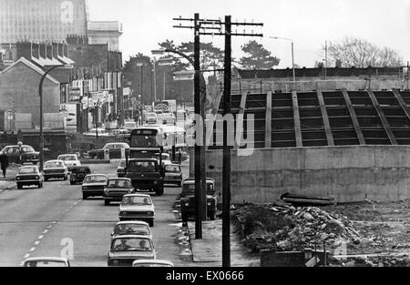 Blick vom Gasthaus Kreuz, Gabalfa, die North Road Überführung der Verkehr über den westlichen und östlichen Allee Kreuzung tragen wird. Auf der linken Verkehr auf der bestehenden North Road. 20. Februar 1970. Stockfoto