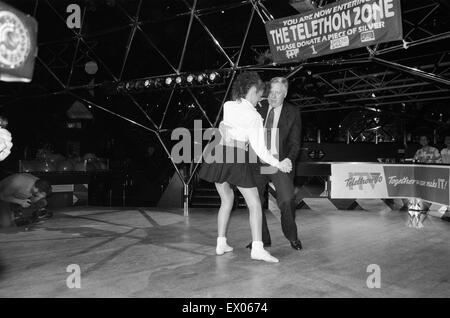 Labour Deputy Leader Roy Hattersley tanzt Lambada mit Champion Jane Mytton von Kings Norton in der Kuppel-Diskothek. 20. März 1990. Stockfoto