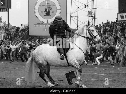 Birmingham 1-0 Leeds Division 2 Spiel, ausgetragen im St. Andrews Stadium. Gewalttätige Szenen am Ende nach Fans strömten auf den Platz. 11. Mai 1985. Stockfoto