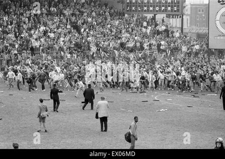 Birmingham 1-0 Leeds Division 2 Spiel, ausgetragen im St. Andrews Stadium. Gewalttätige Szenen am Ende nach Fans strömten auf den Platz. 11. Mai 1985. Stockfoto