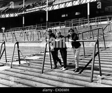 Goodison Park, Heimat von FC Everton, das Fußballstadion befindet sich in Walton, Liverpool, England. 9. Juli 1966. Im Bild, genießen Sie diese drei Jugendlichen eine WM-Vorschau im Goodison Park, als sie sahen einige die bulgarische Mannschaft, die Brasilien (am Dienstag treffen Stockfoto