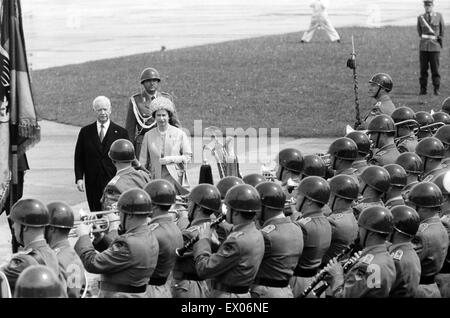 Die Königin in der Bundesrepublik Deutschland prüfen einige westdeutschen Truppen mit dem Präsidenten der Bundesrepublik Deutschland, Karl Heinrich Lübke. 18. Mai 1965. Stockfoto