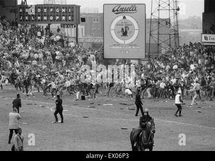 Birmingham 1-0 Leeds Division 2 Spiel, ausgetragen im St. Andrews Stadium. Gewalttätige Szenen am Ende nach Fans strömten auf den Platz. 11. Mai 1985. Stockfoto