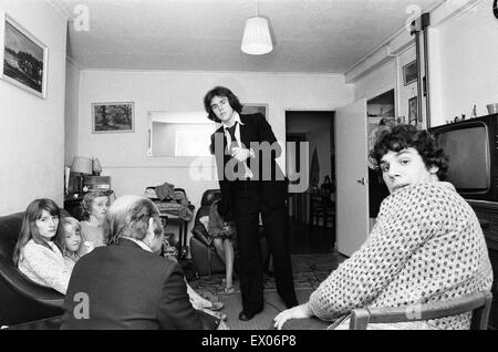 Psychisches Phänomen, das Enfield Poltergeist treiben im Haushalt Hodgson in Green Street, Enfield. Janet Hodgson, Billy Hodgson, Peggy Hodgson. 12. September 1977. Stockfoto