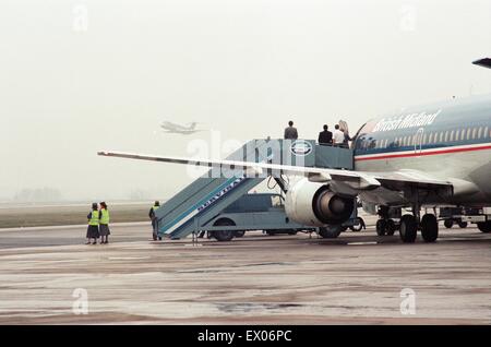 British Midland betrieben einen Festschriften Flug nach Teesside Airport anlässlich seiner letzten DC9 verlassen die Flotte. Auf der Gedenktafel Flug waren Mitglieder der Besatzung des ersten Flugs eine DC9 von Teesside, London und Kapitäne David Roger Wise, und Stockfoto