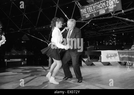 Labour Deputy Leader Roy Hattersley tanzt Lambada mit Champion Jane Mytton von Kings Norton in der Kuppel-Diskothek. 20. März 1990. Stockfoto