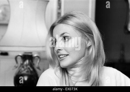 Sharon Tate, Schauspielerin und Model, im Alter von 22 Jahren, in ihrer Wohnung in Belgravia, London, Freitag, 15. Oktober 1965 abgebildet. Stockfoto