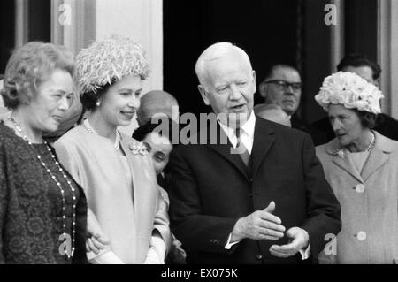 Königin Elizabeth II mit Präsident Lübke und Madame Lübke während ihres Besuch in seiner Residenz in Bonn, Bundesrepublik Deutschland. 18. Mai 1965. Stockfoto