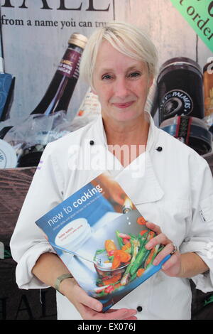 TV-Starkoch, Lesley Waters fördert ihr Buch "Neu zu kochen" im Chatsworth Country Fair, Derbyshire England UK Stockfoto