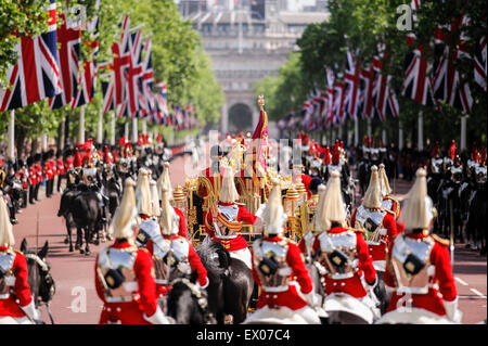 Geben Sie die Eröffnung des Parlaments auf 27.05.2015 AtThe Mall, London. Die Königin, königliche Familie und die Krone reiste zum und vom Parlament über die Mall von königlichen Wachen begleitet.  Bild von Julie Edwards Stockfoto