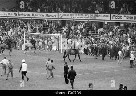 Birmingham 1-0 Leeds Division 2 Spiel, ausgetragen im St. Andrews Stadium. Gewalttätige Szenen am Ende nach Fans strömten auf den Platz. 11. Mai 1985. Stockfoto