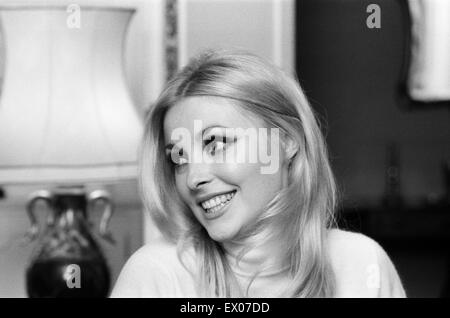 Sharon Tate, Schauspielerin und Model, im Alter von 22 Jahren, in ihrer Wohnung in Belgravia, London, Freitag, 15. Oktober 1965 abgebildet. Stockfoto