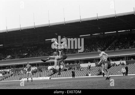 Birmingham 1-0 Leeds Division 2 Spiel, ausgetragen im St. Andrews Stadium. Gewalttätige Szenen am Ende nach Fans strömten auf den Platz. 11. Mai 1985. Stockfoto