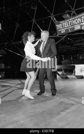 Labour Deputy Leader Roy Hattersley tanzt Lambada mit Champion Jane Mytton von Kings Norton in der Kuppel-Diskothek. 20. März 1990. Stockfoto