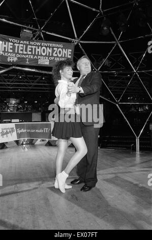 Labour Deputy Leader Roy Hattersley tanzt Lambada mit Champion Jane Mytton von Kings Norton in der Kuppel-Diskothek. 20. März 1990. Stockfoto