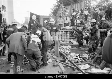 Warnung: GRAPHIC CONTENT Juventus V Liverpool, 1985 Europacup-Finale, Heysel-Stadion, Brüssel, Mittwoch, 29. Mai 1985. Katastrophe von Heysel-Stadion. 39 Menschen, meist Juventus-Fans, starb, als Raketen geworfen durch beide Sätze von Fans über eine Na entkommen Stockfoto