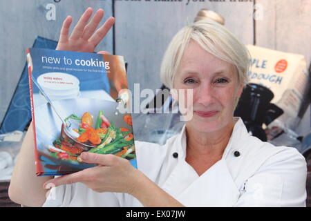 TV-Starkoch, Lesley Waters fördert ihr Buch "Neu zu kochen" im Chatsworth Country Fair, Derbyshire England UK Stockfoto
