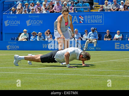 Jeremy Bates (GB) gezwungen, Pressups von Marion Bartoli nach fehlt ein Schuss der AEGON INTERNATIONAL LEGENDS Challenge Stockfoto