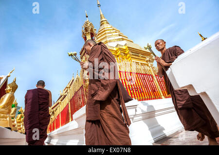 Mönche Kreis der goldenen Chedi im Wat Phra, die Doi Suthep in Chiang Mai, Thailand Stockfoto