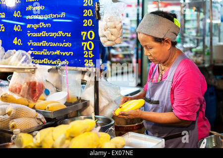 Thai Lady Vorbereitung Mango klebriger Reis Dessert in einem Hawker Stand in Chinatown, Bangkok Stockfoto