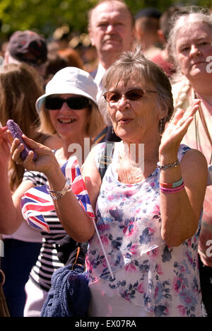 Displays von Patriotismus aus der Masse beim Abschied, der Garnison Festival, Bordon, Hampshire, UK. Samstag, 27. Juni 2015 (Ar Stockfoto