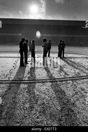 Goodison Park, Heimat von FC Everton, das Fußballstadion befindet sich in Walton, Liverpool, England. 4. Dezember 1976. Pitch-Bedingungen ausgeschlossen, ungeeignet für das Spiel von Schiedsrichter. Stockfoto