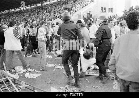 Warnung: GRAPHIC CONTENT Juventus V Liverpool, 1985 Europacup-Finale, Heysel-Stadion, Brüssel, Mittwoch, 29. Mai 1985. Katastrophe von Heysel-Stadion. 39 Menschen, meist Juventus-Fans, starb, als Raketen geworfen durch beide Sätze von Fans über eine Na entkommen Stockfoto