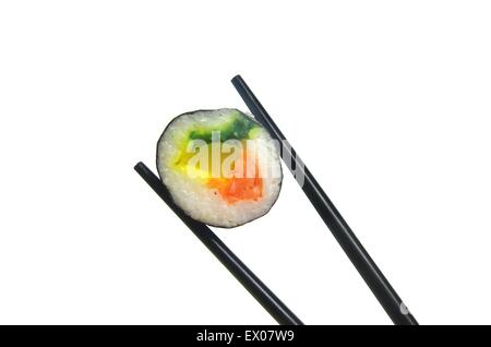 Portion Sushi und schwarze Hopsticks auf einem weißen Hintergrund isoliert Stockfoto