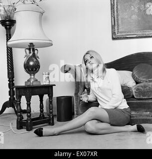 Sharon Tate, Schauspielerin und Model, im Alter von 22 Jahren, in ihrer Wohnung in Belgravia, London, Freitag, 15. Oktober 1965 abgebildet. Stockfoto