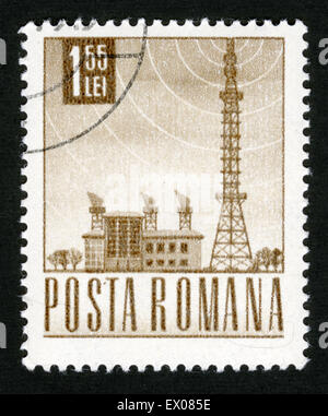 Rumänien - ca. 1968: Eine Briefmarke gedruckt in Rumänien, zeigt eine Radiostation und Turm, ca. 1968 Stockfoto