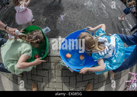 Das traditionelle Spiel von Apple Schaukeln auf einer London Street party Stockfoto