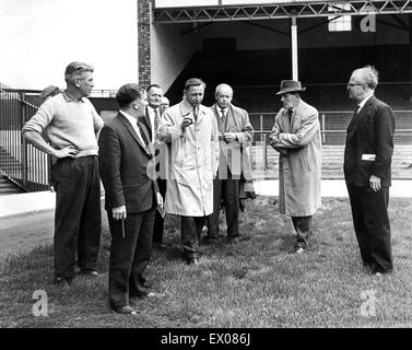 Goodison Park, Heimat von FC Everton, das Fußballstadion befindet sich in Walton, Liverpool, England. 15. Juli 1965. Dr. Hermut Kaser, Generalsekretär der FIFA, begleitet von Denis folgt, FA Sekretärin abgebildet während Besuch im Goodison Park, zu prüfen, bis o Stockfoto