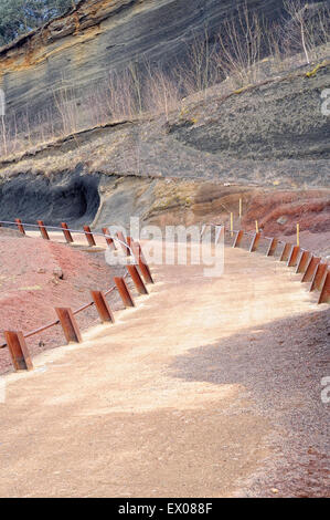 Weg im Inneren des Kraters des Vulkans Croscat. Vulkanische Zone Naturpark Garrotxa. La Garrotxa. Girona. Katalonien. Spanien. Stockfoto