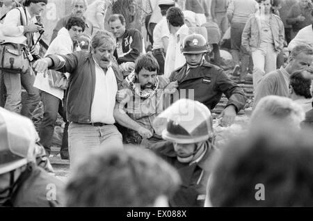 Warnung: GRAPHIC CONTENT Juventus V Liverpool, 1985 Europacup-Finale, Heysel-Stadion, Brüssel, Mittwoch, 29. Mai 1985. Katastrophe von Heysel-Stadion. 39 Menschen, meist Juventus-Fans, starb, als Raketen geworfen durch beide Sätze von Fans über eine Na entkommen Stockfoto