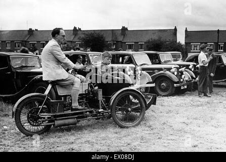 Acht-jährige Andrew Scott, Sohn von Coventry des kommunalen Autofahren Museumskurator, Herr C. J. Scott, genießt Sessel Autofahren in das Museum 1904 Riley Tri-Auto, das von seinem Vater getrieben, led 100 aus der Vorkriegszeit Rileys durch die Stadt. Riley Register Rallye, 7. J Stockfoto