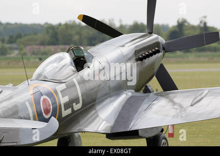 Spitfire geparkt bereit für Start, Cockpit und propeller Stockfoto