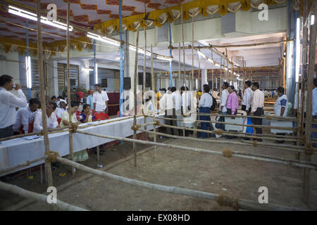 Mumbai, Indien. 23. April 2009. 23. April 2009 - Mumbai, Indien:. Wahlvorstand ankommen und nach der Stimmabgabe im Wahllokal haben die elektronischen Automaten (EVM) einzahlen. Diese EVMs lagern sich an den lokalen Wahlbüros zur sicheren Aufbewahrung unter strengen Sicherheitsvorkehrungen bis zum Tag der Zählung der Votes.STORY:. Als größte Demokratie der Welt ist den indischen Parlamentswahlen eine massive Angelegenheit. Im Jahr 2014 verteilt auf sieben Phasen, 814 Millionen Menschen waren berechtigt, so dass es die größte demokratische Übung auf Planet Earth.Conducting Wahlen in der größten Demokratie t stimmen Stockfoto