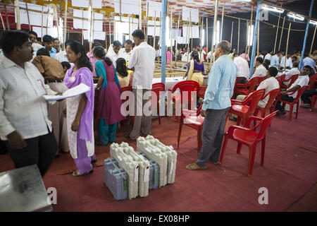 Mumbai, Indien. 23. April 2009. 23. April 2009 - Mumbai, Indien:. Wahlvorstand ankommen und nach der Stimmabgabe im Wahllokal haben die elektronischen Automaten (EVM) einzahlen. Diese EVMs lagern sich an den lokalen Wahlbüros zur sicheren Aufbewahrung unter strengen Sicherheitsvorkehrungen bis zum Tag der Zählung der Votes.9, mit etwa 3,6 Millionen Elektronische Wahlmaschinen 19.000 Wahllokale eingerichtet. Deshalb, weil die Wahl-Kommission von Indien entschieden hat, dass niemand mehr als 2 Kilometes um ein Wahllokal zu erreichen fahren müssten, und dass kein Polling Schulter station Stockfoto